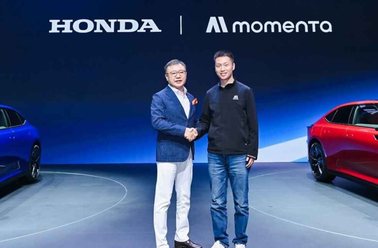 Announcement moment of Momenta AI and Honda partnership